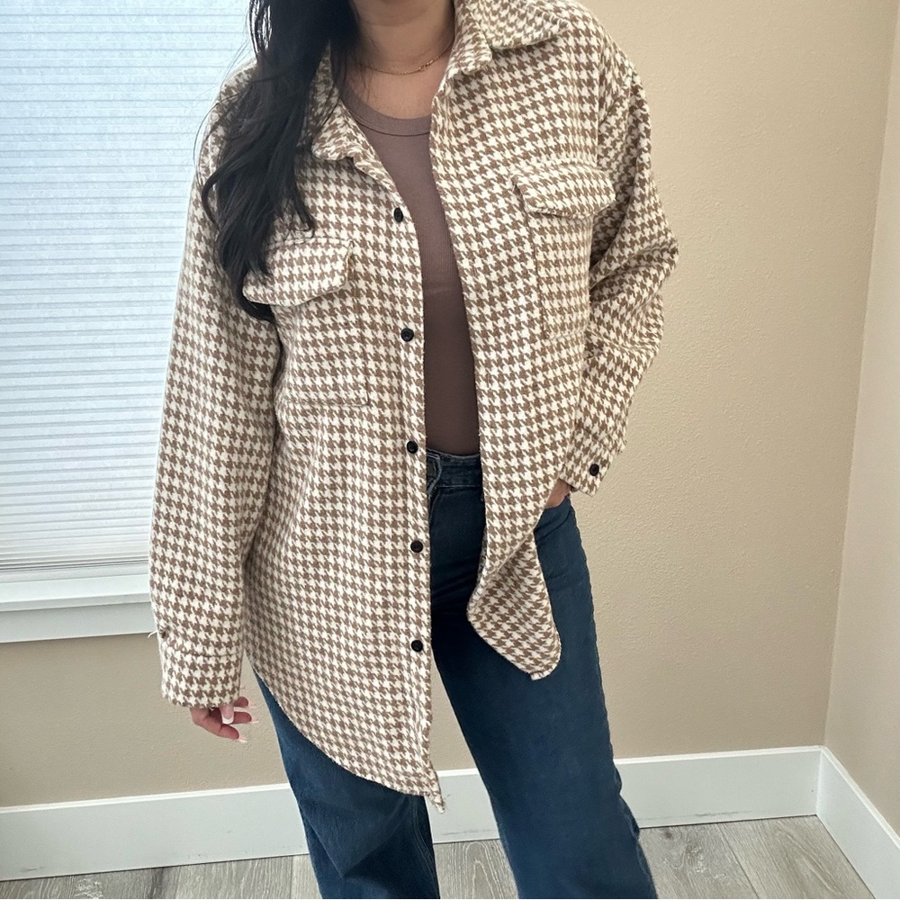 Women's Houndstooth Button-Up Shirt Jacket Shacket- Tan